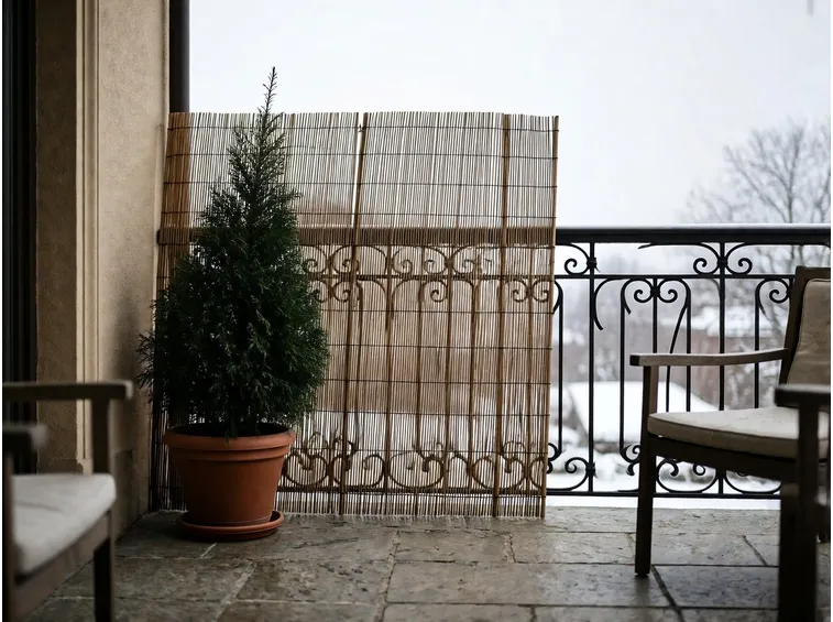 Montare una barriera frangivento sul lato esposto